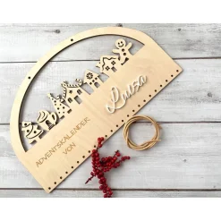 Adventskalender Holz „Lebkuchenhäuser“ 38×23 cm | Acryl-Name in Weiß | Sets mit Stern-Zahlen & Beuteln