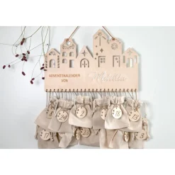 Adventskalender Holz „Weihnachtsstadt“ 38×25 cm | Acryl-Name (weiß) | Zahlenanhänger Sterne | Komplettset