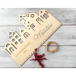 Adventskalender Holz „Weihnachtsstadt“ 38×25 cm | Acryl-Name (weiß) | Zahlenanhänger Sterne | Komplettset