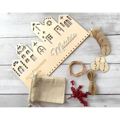 Adventskalender Holz „Weihnachtsstadt“ 38×25 cm | Acryl-Name (weiß) | Zahlenanhänger Sterne | Komplettset