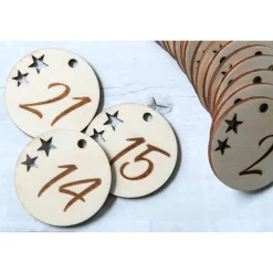 Adventskalender Holz „Weihnachtsstadt“ 38×25 cm | Acryl-Name (weiß) | Zahlenanhänger Sterne | Komplettset