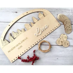 Adventskalender Holz Winterlandschaft mit Wichtel 38×21 cm | Acryl-Name | Brett, Zahlen oder Komplettset