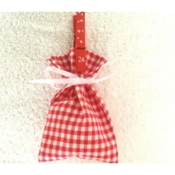 Adventskalender in Rot-Weiß mit roten Wäscheklammer-Zahlen von Hobbyhaus