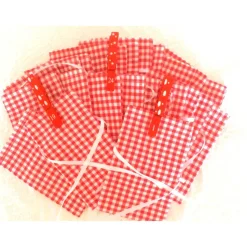 Adventskalender in Rot-Weiß mit roten Wäscheklammer-Zahlen von Hobbyhaus