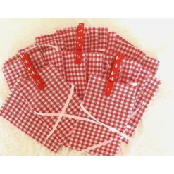 Adventskalender in Rot-Weiß mit roten Wäscheklammer-Zahlen von Hobbyhaus