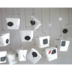 Adventskalender in schwarz/weiß zum aufhängen aus Take-away Boxen zum befüllen