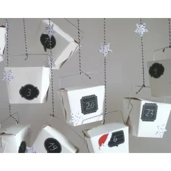 Adventskalender in schwarz/weiß zum aufhängen aus Take-away Boxen zum befüllen