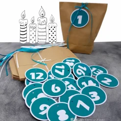 Adventskalender Papierbeutel zum Befüllen mit türkis-weißen Zahlenanhängern & Satinbändern