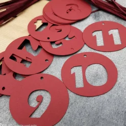 Adventskalender Papierbeutel zum Befüllen mit Zahlenanhängern und Satinbändern in dunkelrot