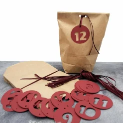 Adventskalender Papierbeutel zum Befüllen mit Zahlenanhängern und Satinbändern in dunkelrot