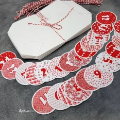Adventskalender rot-weiß zum Befüllen – 24 weiße Kraftpapiertüten mit Zahlenanhängern & Kordeln