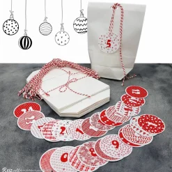 Adventskalender rot-weiß zum Befüllen – 24 weiße Kraftpapiertüten mit Zahlenanhängern & Kordeln