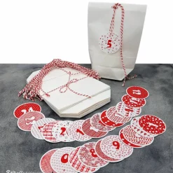 Adventskalender rot-weiß zum Befüllen – 24 weiße Kraftpapiertüten mit Zahlenanhängern & Kordeln