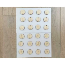 Adventskalender Säckchen in XXL aus Leinen, mit gravierten Holzanhängern,  Adventskalender aus Stoff zum Befüllen