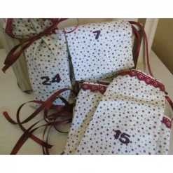 Adventskalender Säckchen zum Befüllen – 24 wiederverwendbare Beutel aus Baumwolle in beige und weinrot