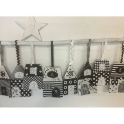 Adventskalender, Vorweihnachten, schwarz-weiß, nordisch, 24 Häuschen zum Aufhängen, gestickt, genäht,