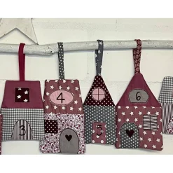 Adventskalender, Vorweihnachten, grau-bordeaux-rosa-beere, genäht, gestickt ,Unikat, 24 Häuschen zum aufhängen, Kinder
