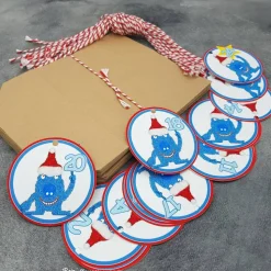 Adventskalender Weihnachtsmonster zum Befüllen – 24 Kraftpapiertüten mit Zahlenanhängern & Kordeln