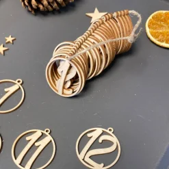 Adventskalender Zahlen Anhänger aus Holz – Set 1 bis 24, Ø 4cm, Birkensperrholz