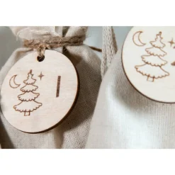 Adventskalender Zahlen Holz 1–24, rund Ø4,5 cm – Tannenbaum graviert, lasergeschnitten, wiederverwendbar