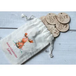 Adventskalender Zahlen Holz 1–24, rund Ø4,5 cm – Tannenbaum graviert, lasergeschnitten, wiederverwendbar