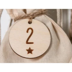 Adventskalender Zahlen Holz 1–24 Ø4,5 cm | Runde Anhänger mit Stern-Gravur aus Birkensperrholz, wiederverwendbar
