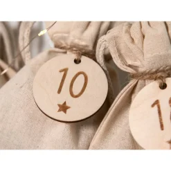 Adventskalender Zahlen Holz 1–24 Ø4,5 cm | Runde Anhänger mit Stern-Gravur aus Birkensperrholz, wiederverwendbar