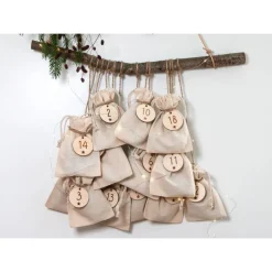 Adventskalender Zahlen Holz 1–24 Ø4,5 cm | Runde Anhänger mit Stern-Gravur aus Birkensperrholz, wiederverwendbar