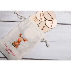 Adventskalender Zahlen Holz 1–24 Ø4,5 cm | Runde Anhänger mit Stern-Gravur aus Birkensperrholz, wiederverwendbar