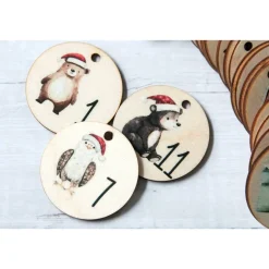 Adventskalender Zahlen Holz 1–24, Ø 4,5 cm – rund, mit Weihnachtstieren bedruckt, lasergeschnitten