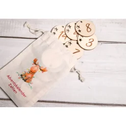 Adventskalender Zahlen Holz 1–24, rund Ø4,5 cm, mit ausgeschnittenen Sternen – handgefertigt & wiederverwendbar