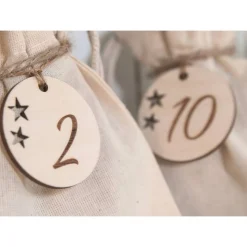 Adventskalender Zahlen Holz 1–24, rund Ø4,5 cm, mit ausgeschnittenen Sternen – handgefertigt & wiederverwendbar
