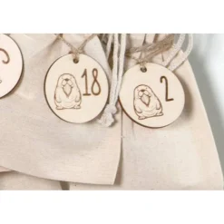 Adventskalender Zahlen Holz 1–24, rund Ø4,5 cm – Seelöwen-Gravur, wiederverwendbar