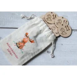 Adventskalender Zahlen Holz 1–24, rund Ø4,5 cm | lustiger Drache graviert, wiederverwendbar