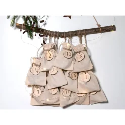 Adventskalender Zahlen Holz 1–24 Ø4,5 cm – runde Anhänger mit gravierter Ranke, wiederverwendbar