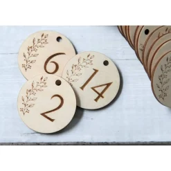 Adventskalender Zahlen Holz 1–24 Ø4,5 cm – runde Anhänger mit gravierter Ranke, wiederverwendbar