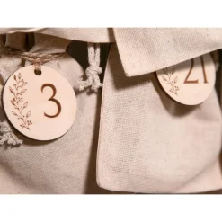 Adventskalender Zahlen Holz 1–24 Ø4,5 cm – runde Anhänger mit gravierter Ranke, wiederverwendbar