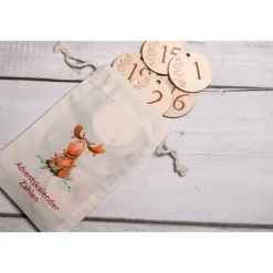 Adventskalender Zahlen Holz 1–24 Ø4,5 cm – runde Anhänger mit gravierter Ranke, wiederverwendbar