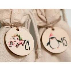 Adventskalender Zahlen Holz 1–24, Ø 4,5 cm – rund, mit Weihnachtstieren bedruckt, lasergeschnitten