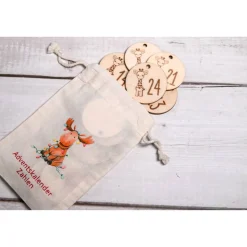 Adventskalender Zahlen Holz 1–24, Ø4,5 cm – runde Anhänger mit Giraffe graviert, wiederverwendbar