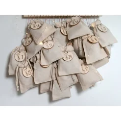 Adventskalender Zahlen Holz 1–24, Ø4,5 cm – runde Anhänger mit Giraffe graviert, wiederverwendbar