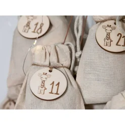 Adventskalender Zahlen Holz 1–24, Ø4,5 cm – runde Anhänger mit Giraffe graviert, wiederverwendbar