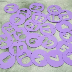 Adventskalender Zahlenanhänger fliederfarben – 24 runde Anhänger aus Pappe,  DIY Deko
