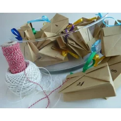 Adventskalender zum aufhängen aus gefalteten Packpapier-Tütchen zum befüllen