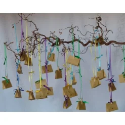 Adventskalender zum aufhängen aus gefalteten Packpapier-Tütchen zum befüllen