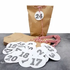 Adventskalender zum Befüllen – 24 Kraftpapiertüten mit Zahlenanhängern & Kordeln