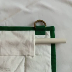 Adventskalender zum Befüllen aus beigen und grünen Stoffen in Patchwork