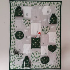 Adventskalender zum Befüllen aus beigen und grünen Stoffen in Patchwork