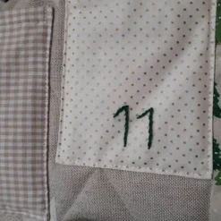 Adventskalender zum Befüllen aus beigen und grünen Stoffen in Patchwork