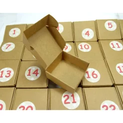 Adventskalender zum Befüllen Faltschachteln Kraftpapier Sticker Zahlen rot natur Advent Kalender